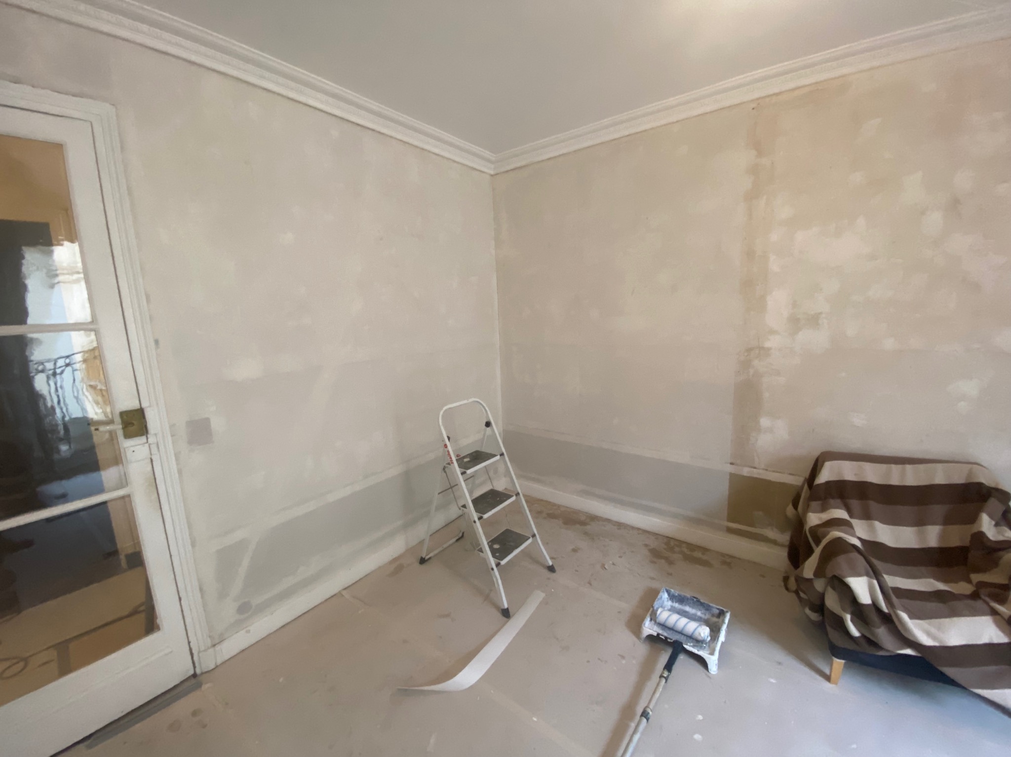 Położenie tapety z włóknem szklanym chroniące przed uszkodzeniami scian