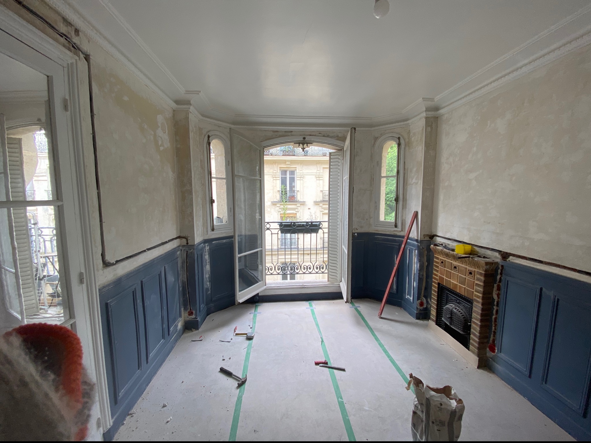 Zabezpieczenie podłoża i rozłożenie elektryki w pomieszczeniu