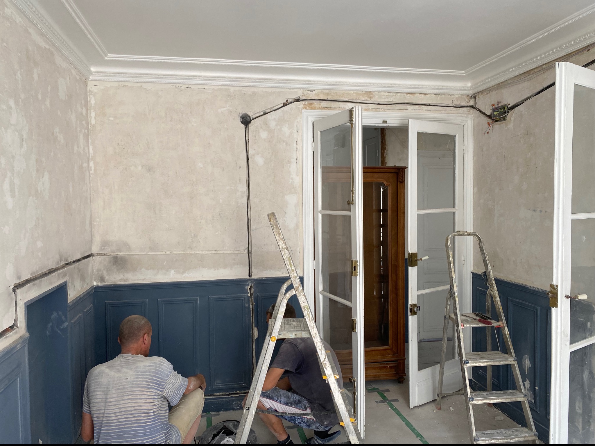 Rozkładanie przewodów wraz cała elektryka w starej kamienicy w Paryżu