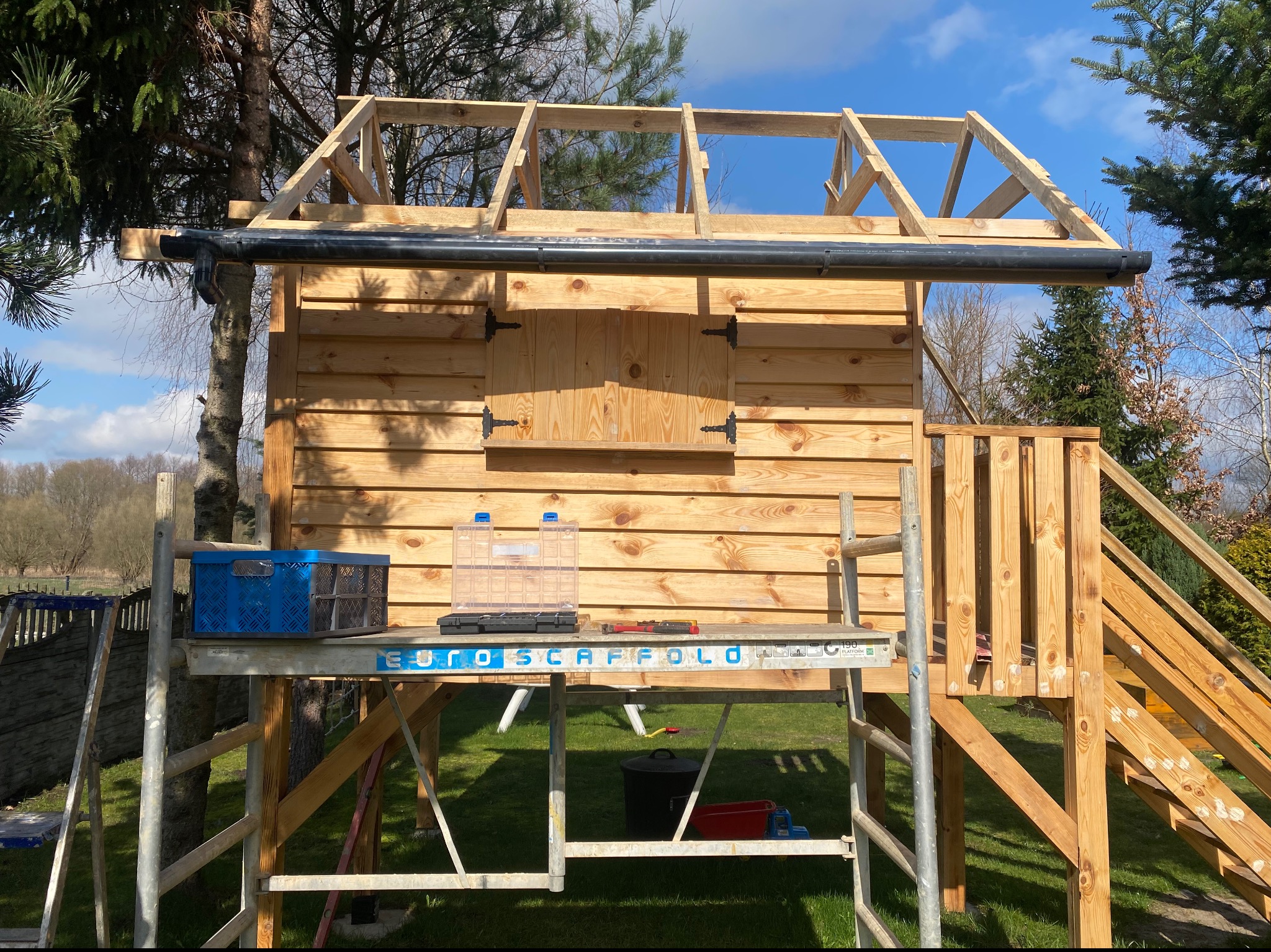 Budowa domku z tarasem dla syna wraz z orynnowaniem