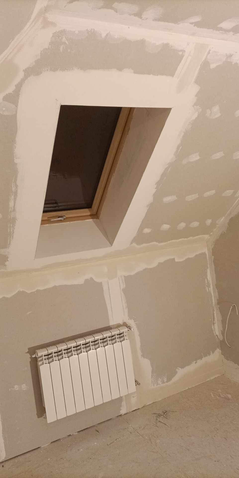 Zabudowa veluxa oraz montaż grzejnika