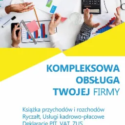 Zespół analizuje dane finansowe na biurku z wykresem słupkowym, kalkulatorem, okularami i filiżanką kawy, nad całością baner reklamowy Biura Rachunkowego.