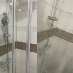 Szklana kabina prysznicowa z widocznymi śladami mydła i zaciekami, podzielona na dwie części: czystą i brudną, ukazująca efekt przed i po czyszczeniu.