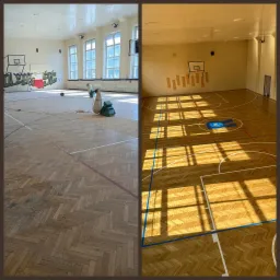 Porównanie stanu podłogi parkietowej w sali gimnastycznej przed i po renowacji: po lewej stronie widoczne maszyny do szlifowania, po prawej odnowiona powierzchnia z nowymi liniami boiska.