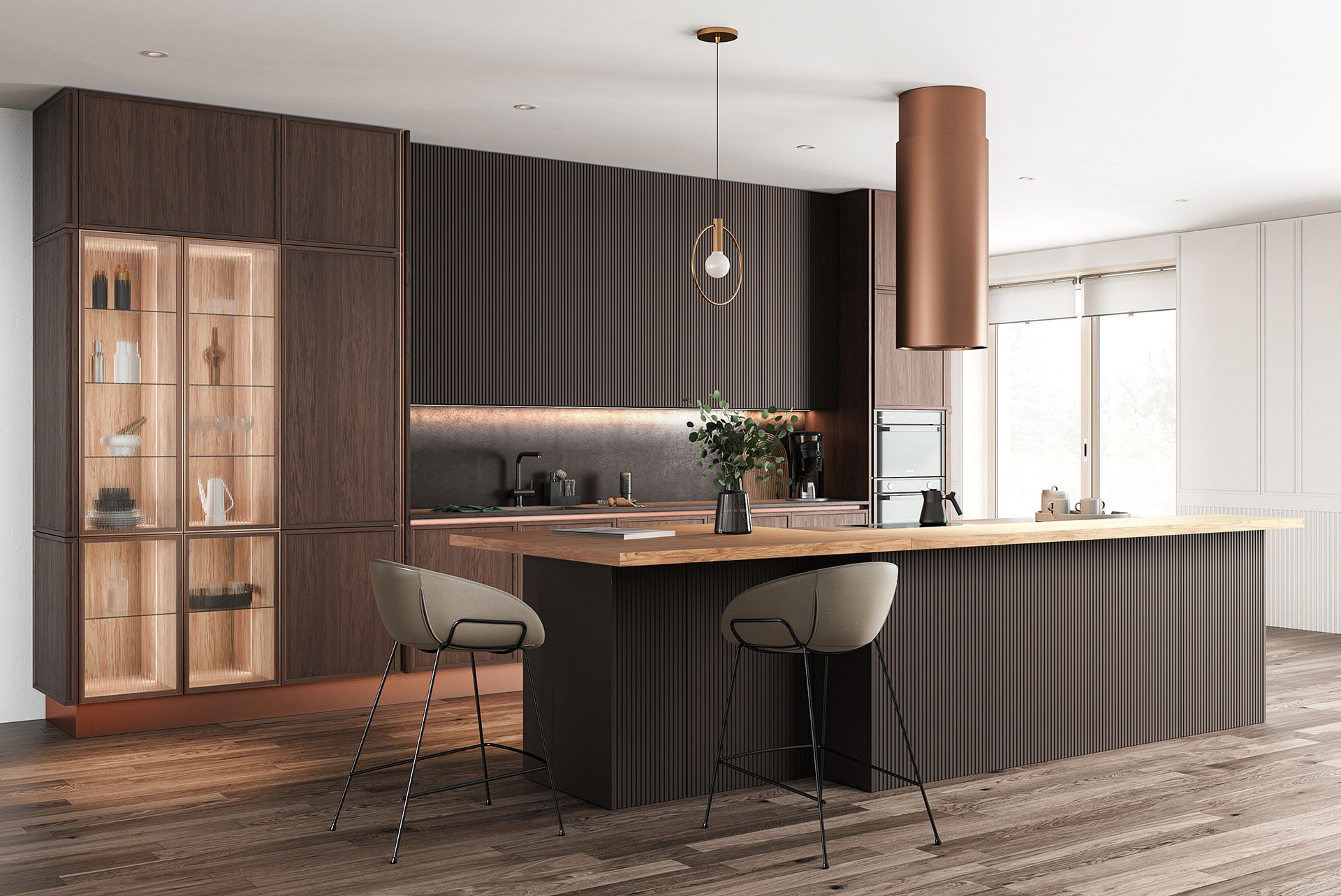 Nowoczesna kuchnia z ciemnego drewna z wyspą, hokerami i przeszkloną witryną, oświetlona wiszącą lampą i podświetleniem LED nad blatem.