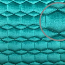 Turkusowa, pikowana tkanina aksamitna w geometryczne sześciokąty, z detalami przeszyć i powiększeniem fragmentu struktury materiału.