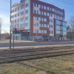 elewacja alucobond wraz z oknami