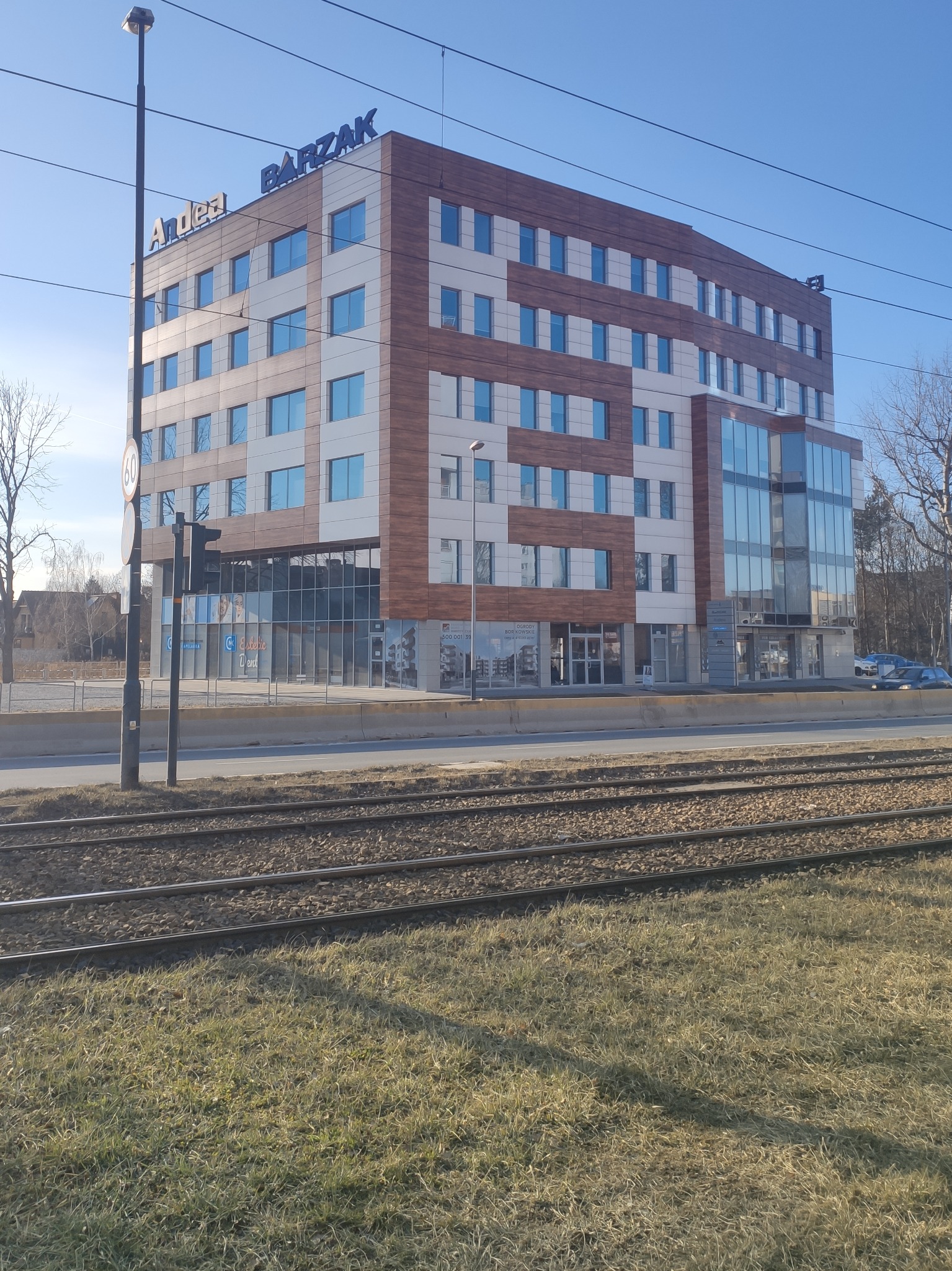 elewacja alucobond wraz z oknami