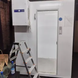 Montaż chłodni systemowej.