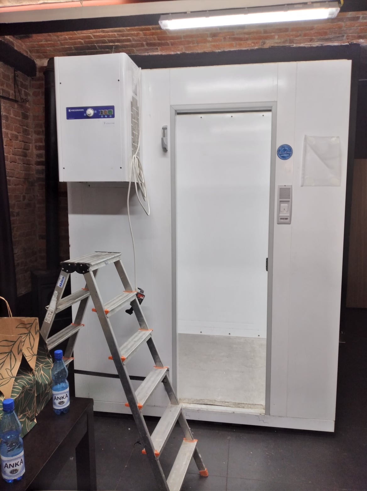 Montaż chłodni systemowej.