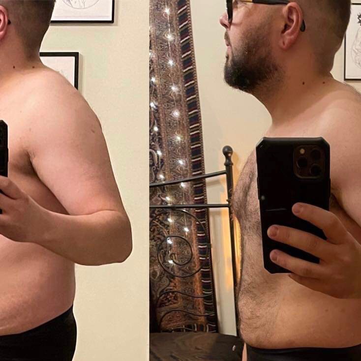 Mężczyzna dokumentuje metamorfozę sylwetki: porównanie zdjęcia 'przed' i 'po' z widoczną redukcją wagi i poprawą postawy, uchwycone w lustrze z elementami dekoracyjnymi w tle.