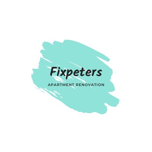 Logo firmy Fixpeters oferującej remonty mieszkań, na białym tle, z nazwą firmy i dopiskiem Apartment Renovation na tle abstrakcyjnego pociągnięcia pędzlem w kolorze morskim.