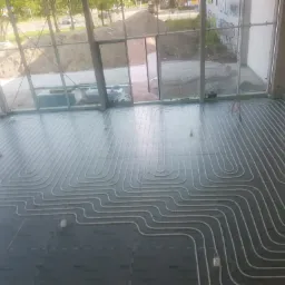 Zalety ogrzewania podłogowego wysoki komfort cieplny powietrze nie jest tak suche