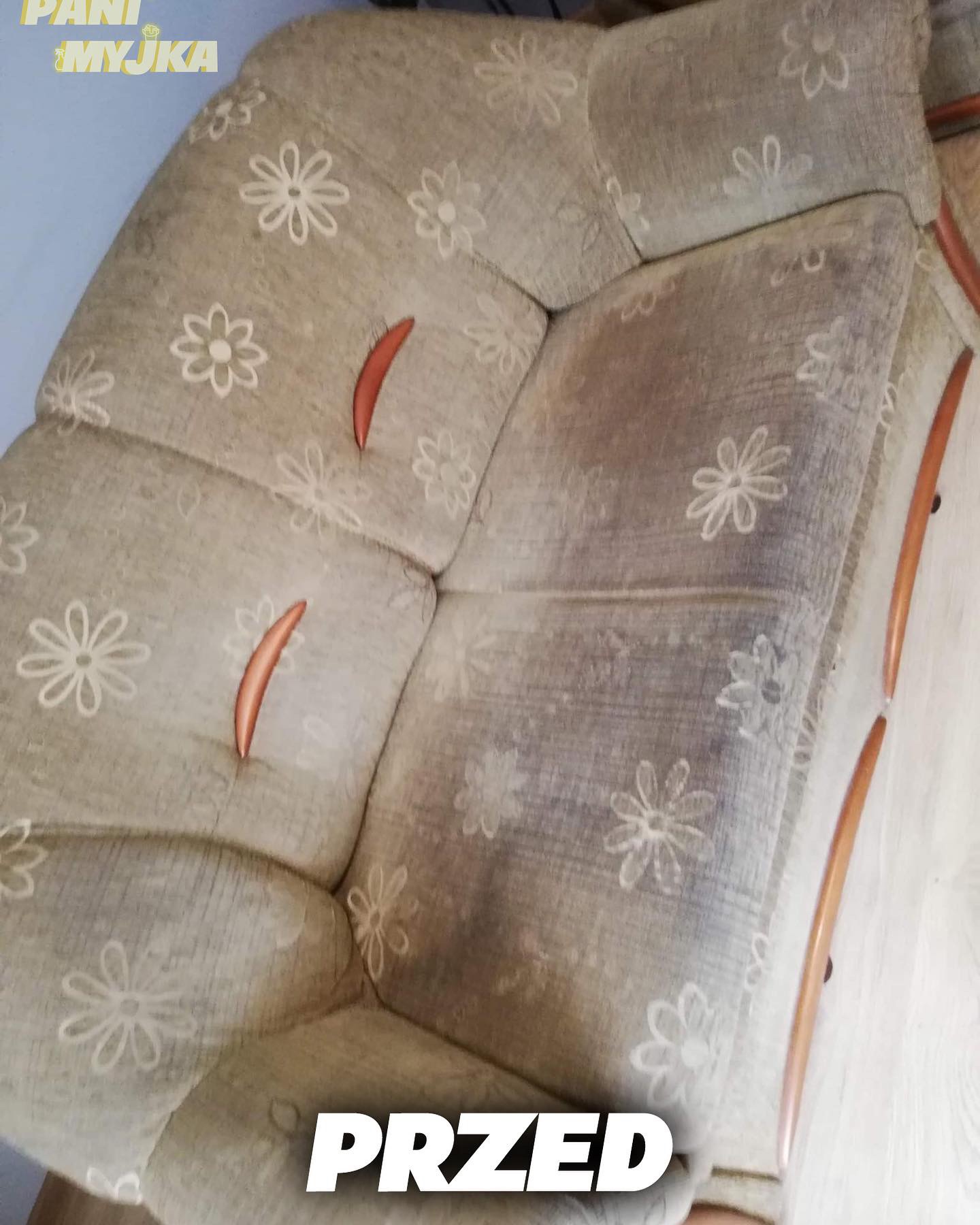 Brudny fotel tapicerowany w kwiaty, widoczne plamy i zabrudzenia, ujęcie przed czyszczeniem, napis 'PRZED' na dole zdjęcia.