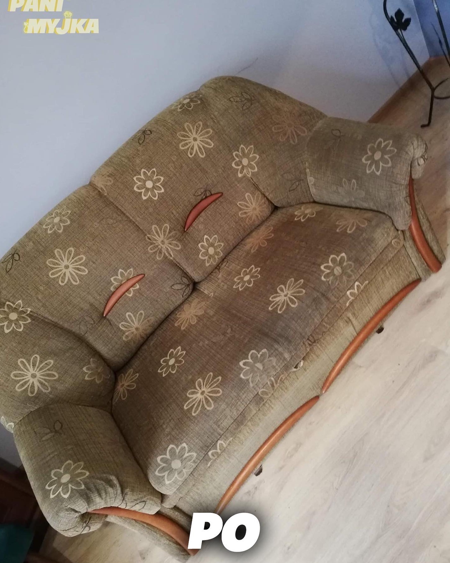 Kremowa sofa w kwiaty z widocznymi plamami przed czyszczeniem, ujęcie z góry, widoczny napis 'PO' w rogu zdjęcia.