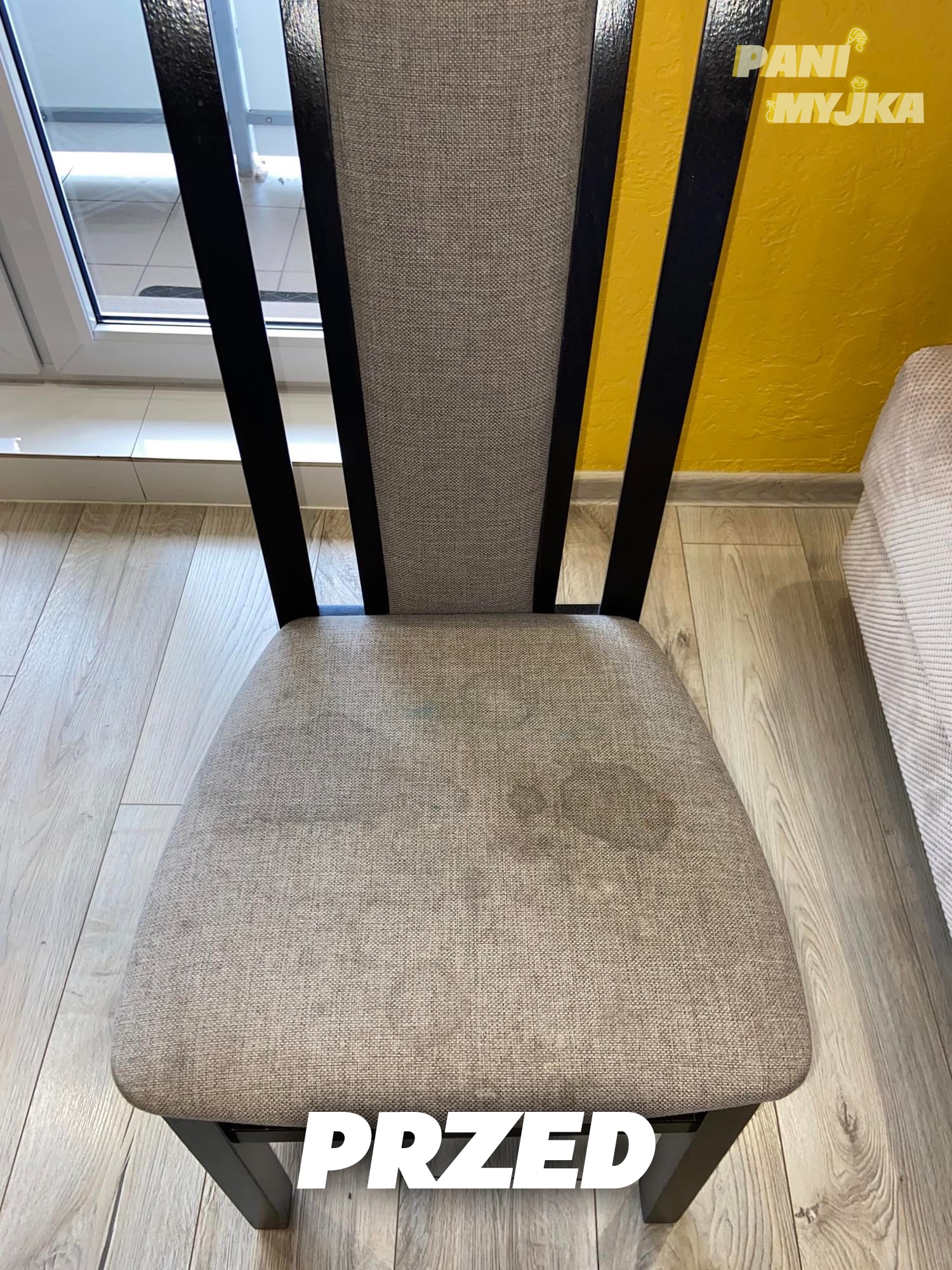 Tapicerowane krzesło z ciemnymi plamami na siedzisku, widoczne na tle parkietu i żółtej ściany z napisem 'PRZED' na dole i logo 'PANI MYJKA' w prawym górnym rogu.