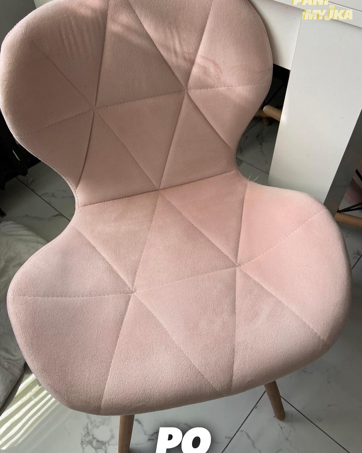 Różowe, welurowe krzesło z geometrycznym wzorem, widok z góry, po czyszczeniu, z widoczną plamką na oparciu.