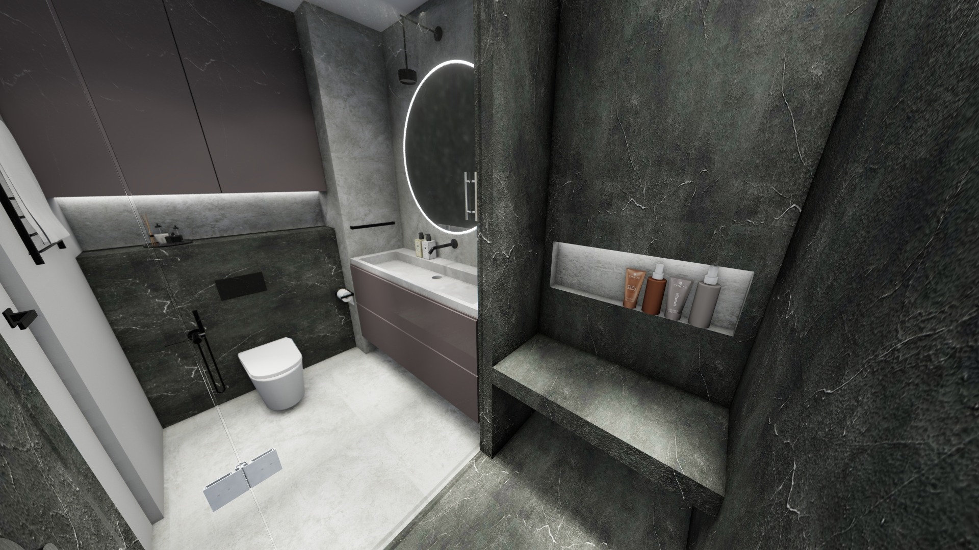 Nowoczesna łazienka z czarnymi marmurkowymi ścianami, podświetlanym okrągłym lustrem, wiszącą toaletą i wnęką z kosmetykami w strefie prysznica.