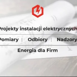 Schemat instalacji elektrycznej z logo firmy, telefonem, przewodami i zwiniętym planem na drewnianym stole, z napisem Projekty instalacji elektrycznych, Pomiary, Odbiory, Nadzory, Energia dla Firm.