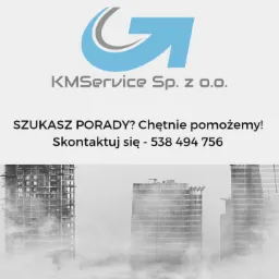 Logo firmy KMService Sp. z o.o. z niebieskim symbolem graficznym nad nazwą, poniżej hasło reklamowe 'Szukasz porady? Chętnie pomożemy!' i numer telefonu, a w tle wizualizacja budynków w trakcie...