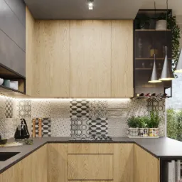 Nowoczesna kuchnia z drewnianymi frontami szafek, mozaiką na ścianie, czarnym blatem i wiszącymi lampami stożkowymi, widok na ogród przez okno.