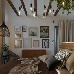 Jasna sypialnia z drewnianymi belkami stropowymi, wiszącymi żarówkami edisona, galerią obrazów na ścianie, drewnianą komodą, roślinami doniczkowymi i brązowym łóżkiem z dekoracyjnymi poduszkami.