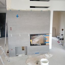 Obudowa kominka spiekiem kwarcowym.