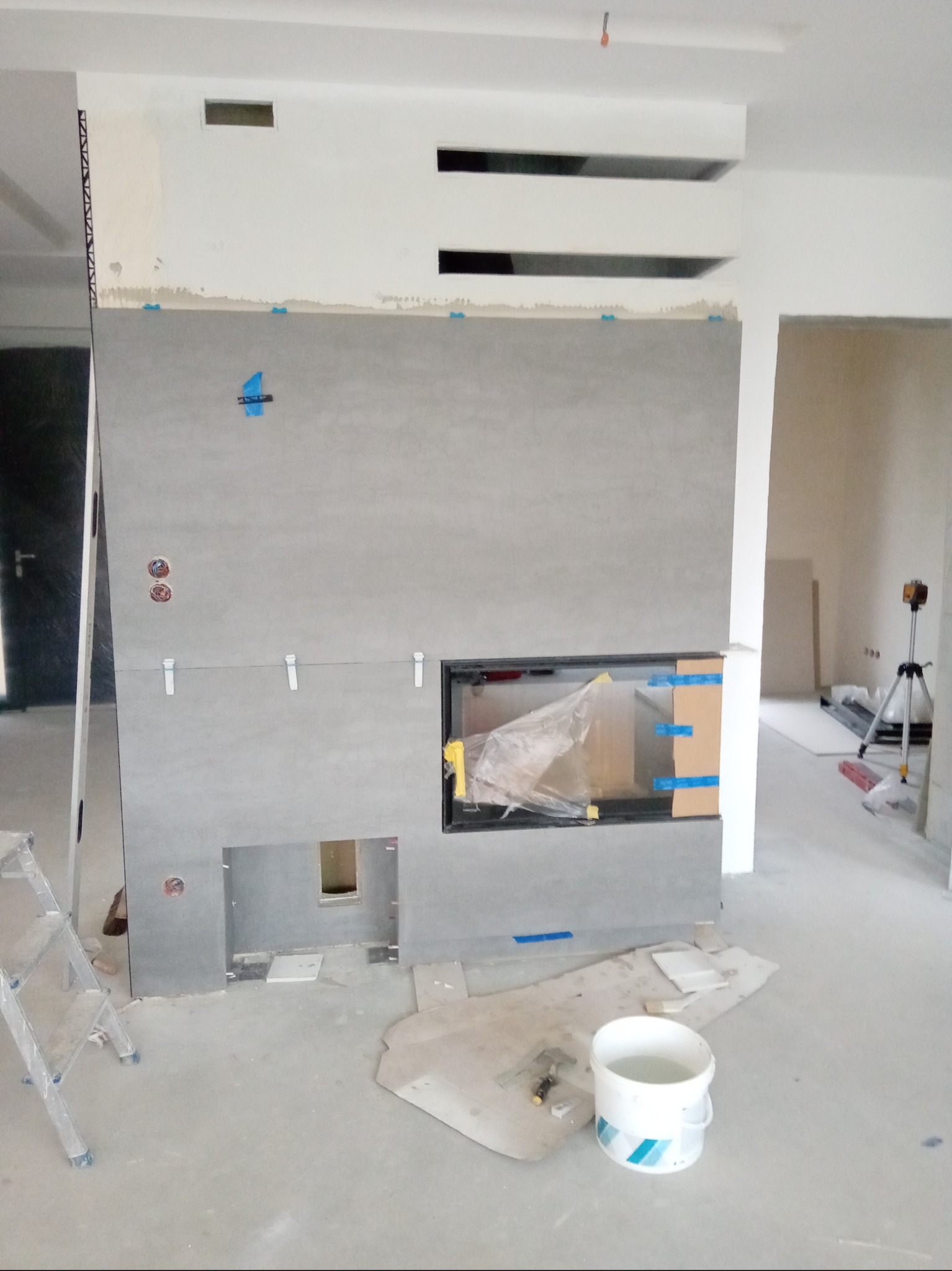 Obudowa kominka spiekiem kwarcowym.