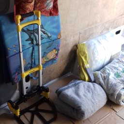 Wózek do przewożenia mebli oraz kartonów, maty zabezpieczające, poduszki zabezpieczające, koce, prześcieradła, pościele oraz kartony. Wszystko po to, aby zabezpieczyć twoje meble podczas trtansportu.