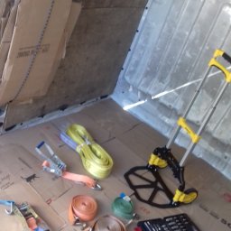 Wózek do mebli oraz kartonów, 3 pasy zabezpieczające, pas do przenoszenia gabarytów powyżej 100 kg. komplet narzędzi potrzebny do rozkręcania mebli.  Kartony do zabezpieczania mebli.