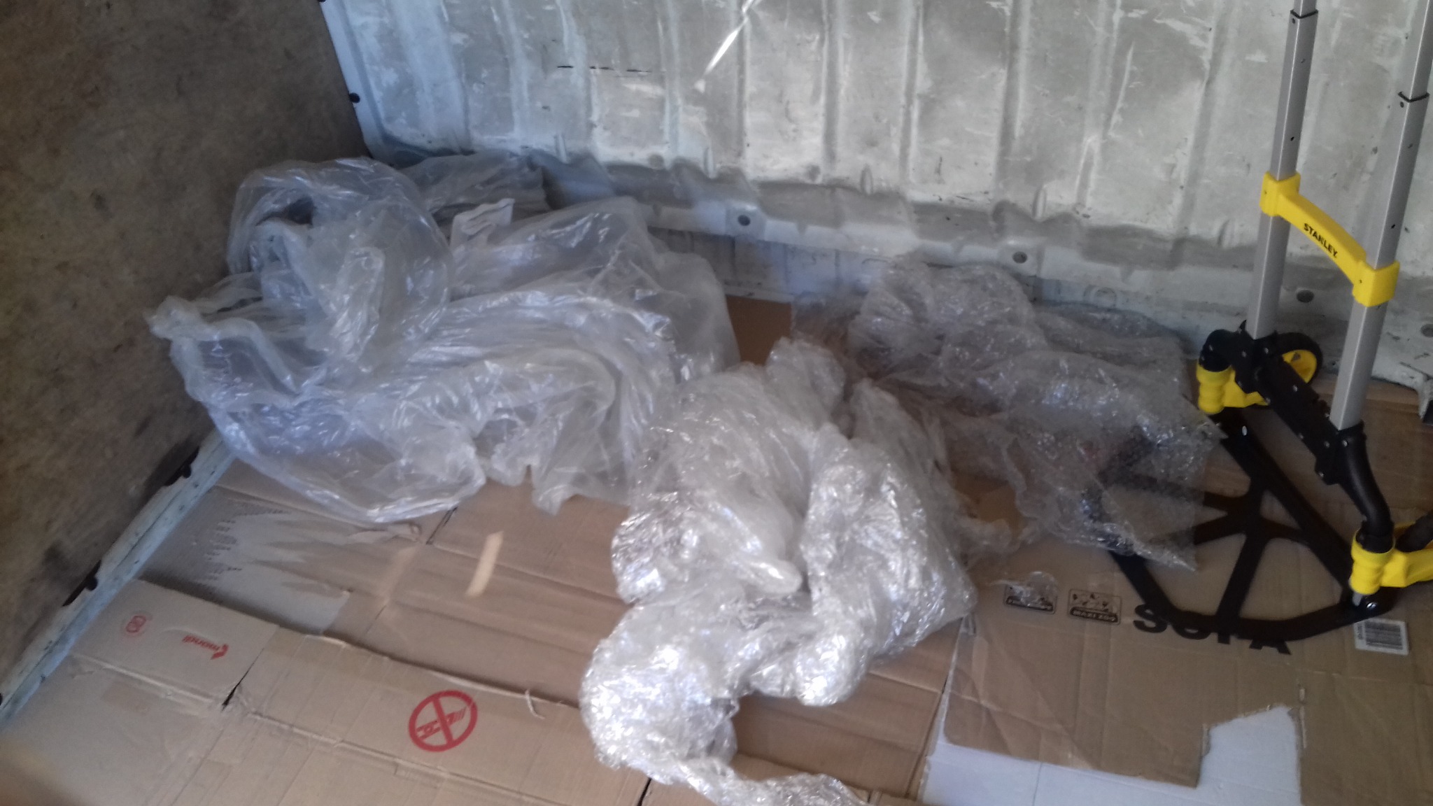 Folie w tym i bąbelkowe do zabezpieczania mebli oraz wszystkich przedmiotów codziennego użytku.