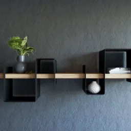 Minimalistyczna półka ścienna z jasnego drewna i czarnych metalowych elementów, na której znajdują się dekoracje: roślina w szarym wazonie, biała ceramiczna figurka i książki, oświetlona lampą...