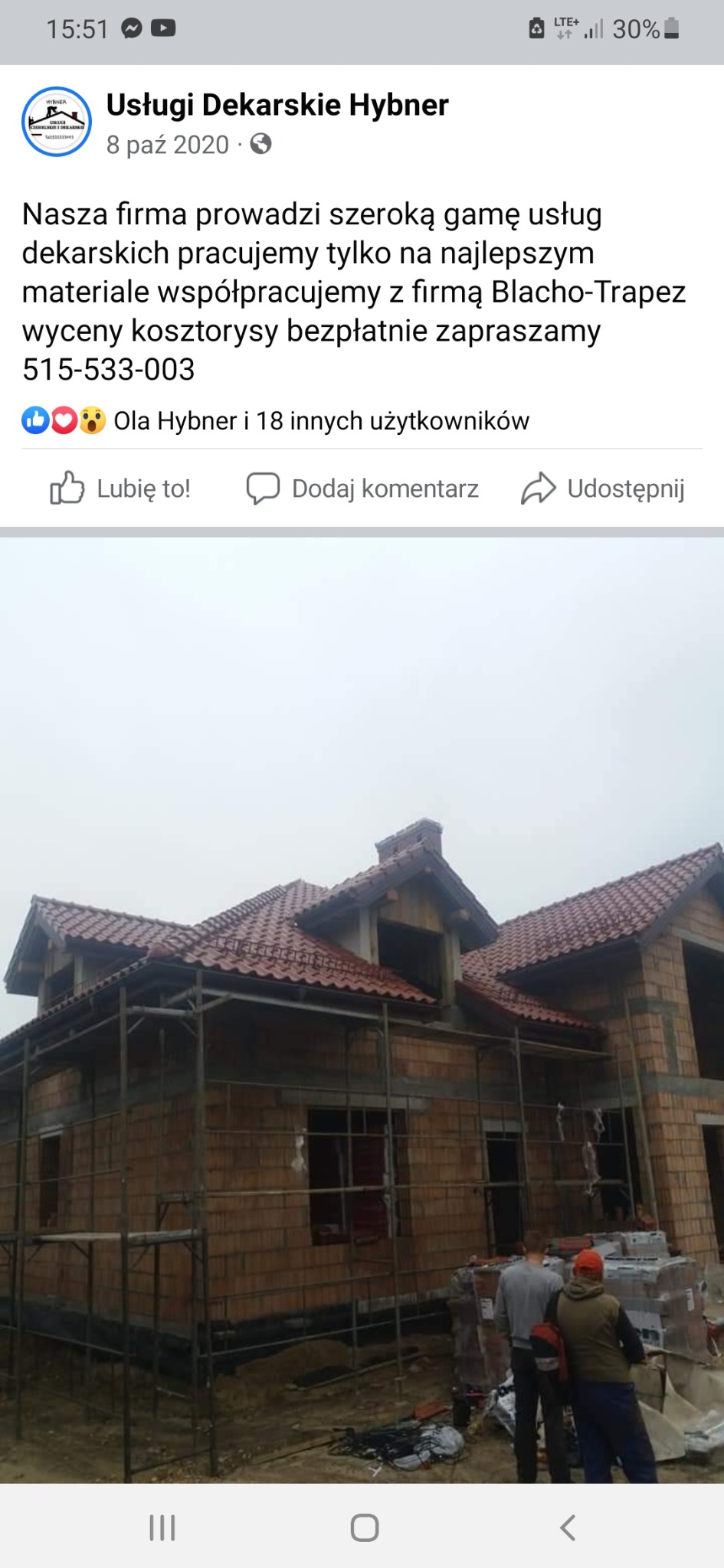 Budowa domu jednorodzinnego z częściowo wykonanym pokryciem dachowym z czerwonej dachówki, widoczne rusztowania i ekipa budowlana.