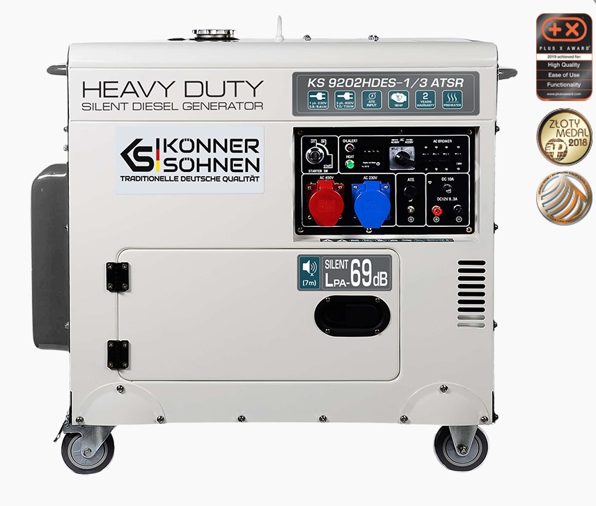 Przenośny agregat prądotwórczy diesla, biała obudowa na kółkach, panel sterowania z gniazdami AC 400V i AC 230V, oznaczenia poziomu hałasu 69dB, nagrody i certyfikaty jakości.