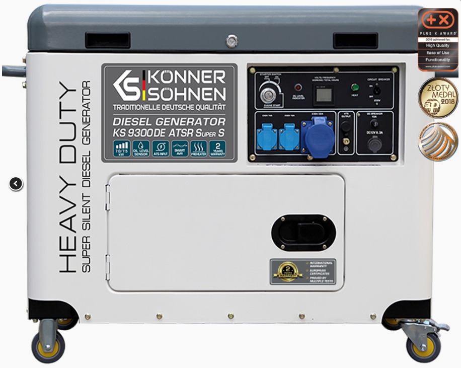 Agregat prądotwórczy diesla Könner & Söhnen KS 9300DE ATSR Super S, biała obudowa na kółkach, widoczne gniazda zasilania i panel sterowania, nagrody jakości.