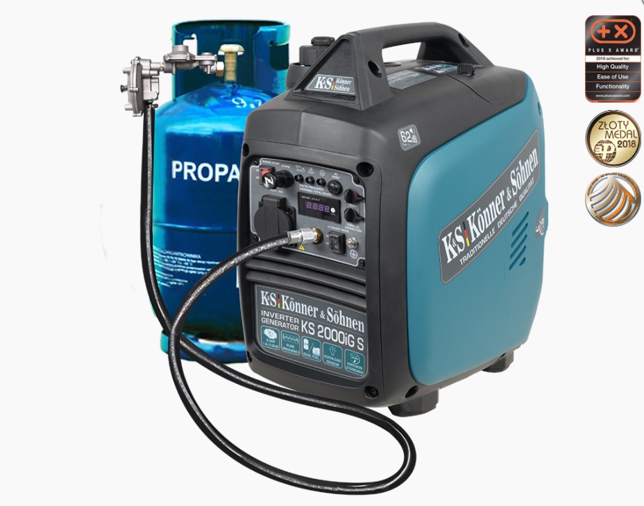 Inwertorowy agregat prądotwórczy KS 2000iG S marki Könner & Söhnen podłączony do butli z propanem, prezentowany w Warszawie na białym tle. Widoczne oznaczenia jakości i nagrody.