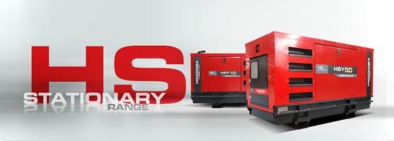 Dwa czerwone agregaty prądotwórcze stacjonarne marki HIMOINSA HSY50 na jasnoszarym tle z dużym czerwonym napisem HS Stationary Range