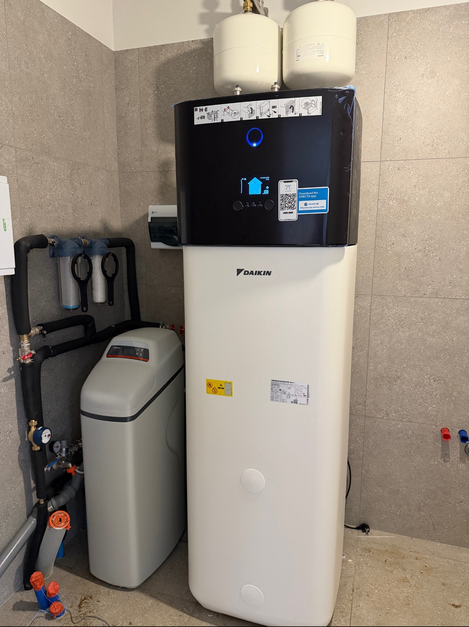 Pompa ciepła DAIKIN z kominkiem i zmiękczaczem