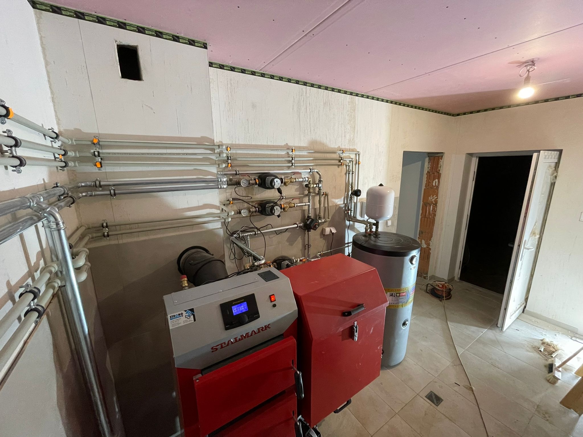 Nowoczesna kotłownia z kotłem automatycznym