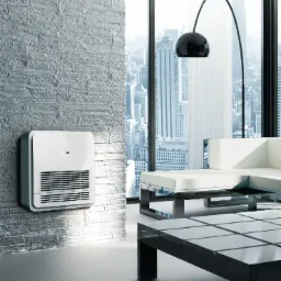 Biały klimatyzator ścienny z widocznymi żaluzjami w nowoczesnym wnętrzu z ceglaną ścianą, panoramicznym oknem z widokiem na miasto i designerską lampą łukową.