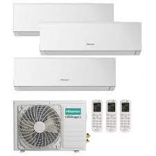 Zestaw klimatyzacji Hisense składający się z jednostki zewnętrznej z widocznym wentylatorem, trzech jednostek wewnętrznych oraz trzech pilotów zdalnego sterowania, wszystko w kolorze białym,...