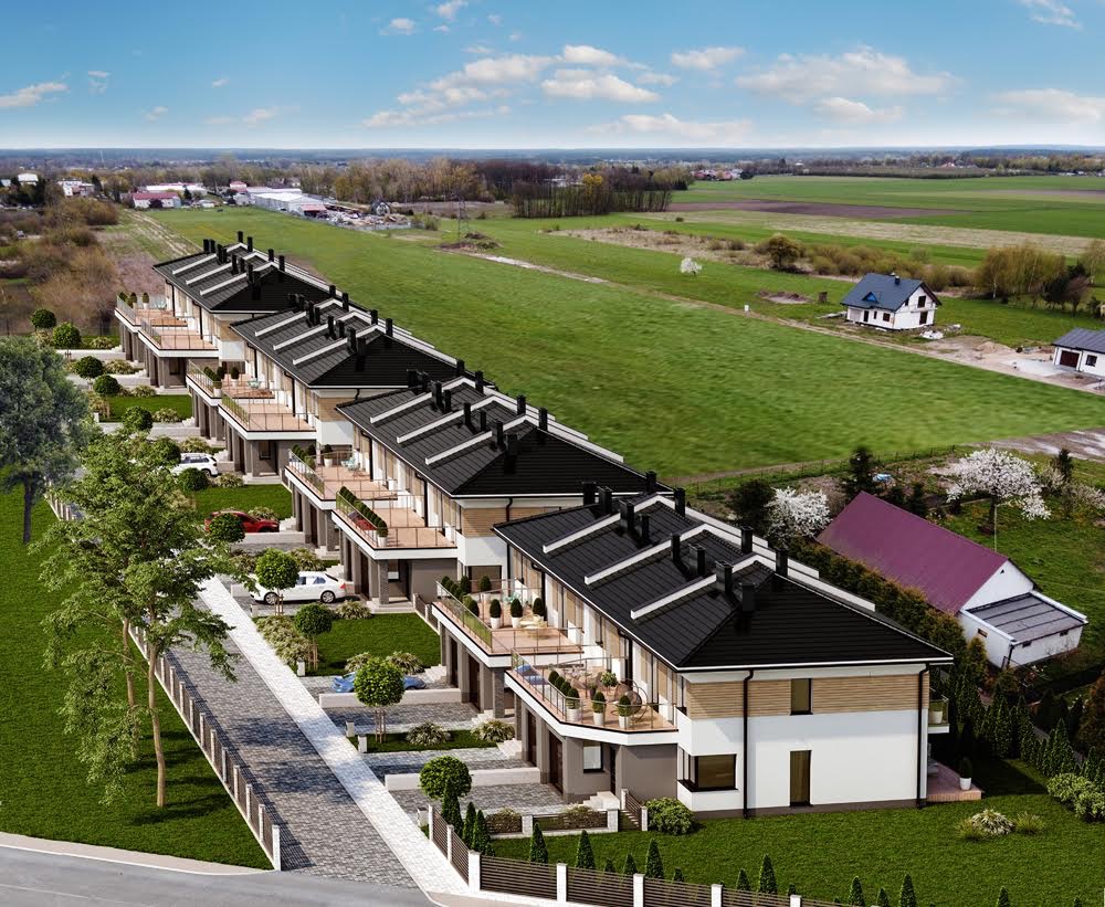 Widok z lotu ptaka na szereg nowych, dwukondygnacyjnych domów z białymi elewacjami i drewnianymi akcentami, czarnymi dachami i balkonami, usytuowanych na zadbanym osiedlu z trawnikami i drzewami...