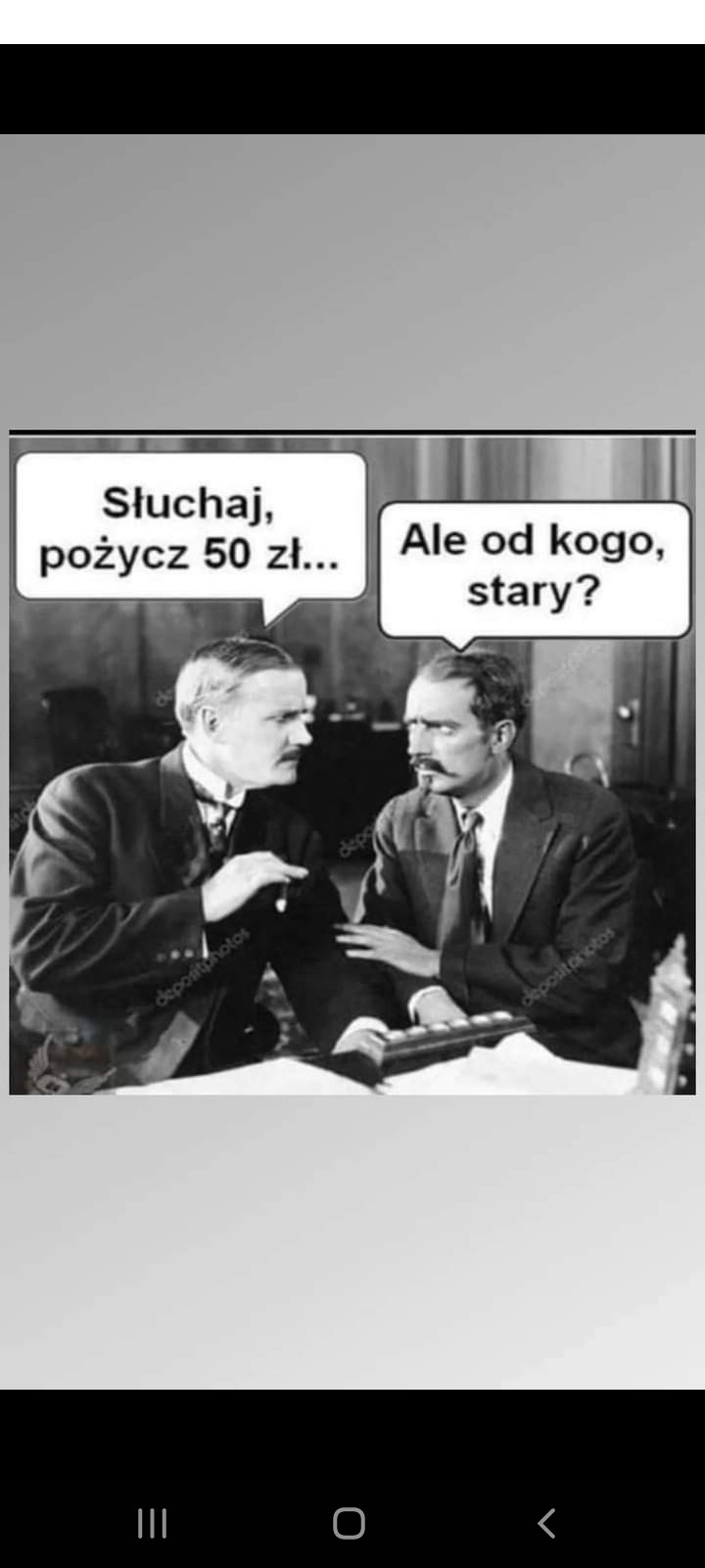 Czarno-biała fotografia przedstawia dwóch mężczyzn w garniturach prowadzących dialog w dymkach: 'Słuchaj, pożycz 50 zł...' i 'Ale od kogo, stary?'