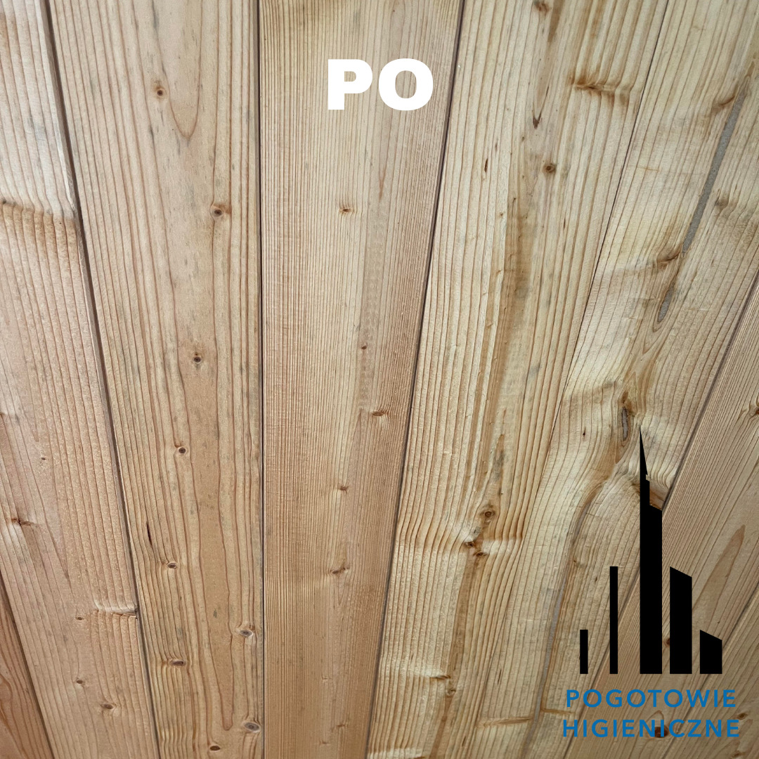 Panel ścienny z jasnego drewna z widocznym napisem 'PO' i logo firmy 'Pogotowie Higieniczne' w prawym dolnym rogu.