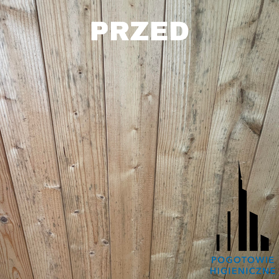 Drewniane panele ścienne, widoczne zabrudzenia i plamy, napis PRZED w górnej części, logo firmy w prawym dolnym rogu.