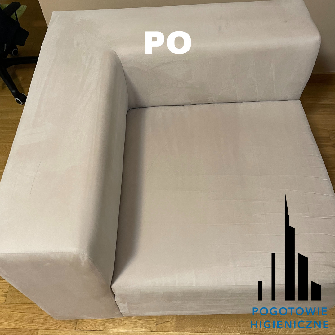 Jasnoszara, narożna sofa z weluru po czyszczeniu, widoczny napis 'PO' i logo firmy 'Pogotowie Higieniczne' w dolnym rogu.