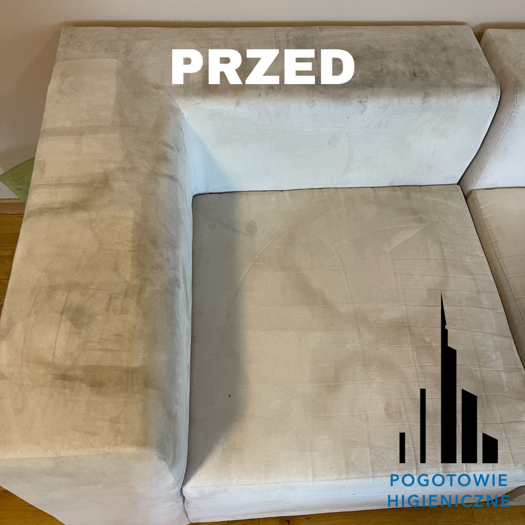 Jasna, narożna kanapa z widocznymi plamami i zabrudzeniami na tapicerce, z napisem 'PRZED' i logo firmy 'POGOTOWIE HIGIENICZNE'.