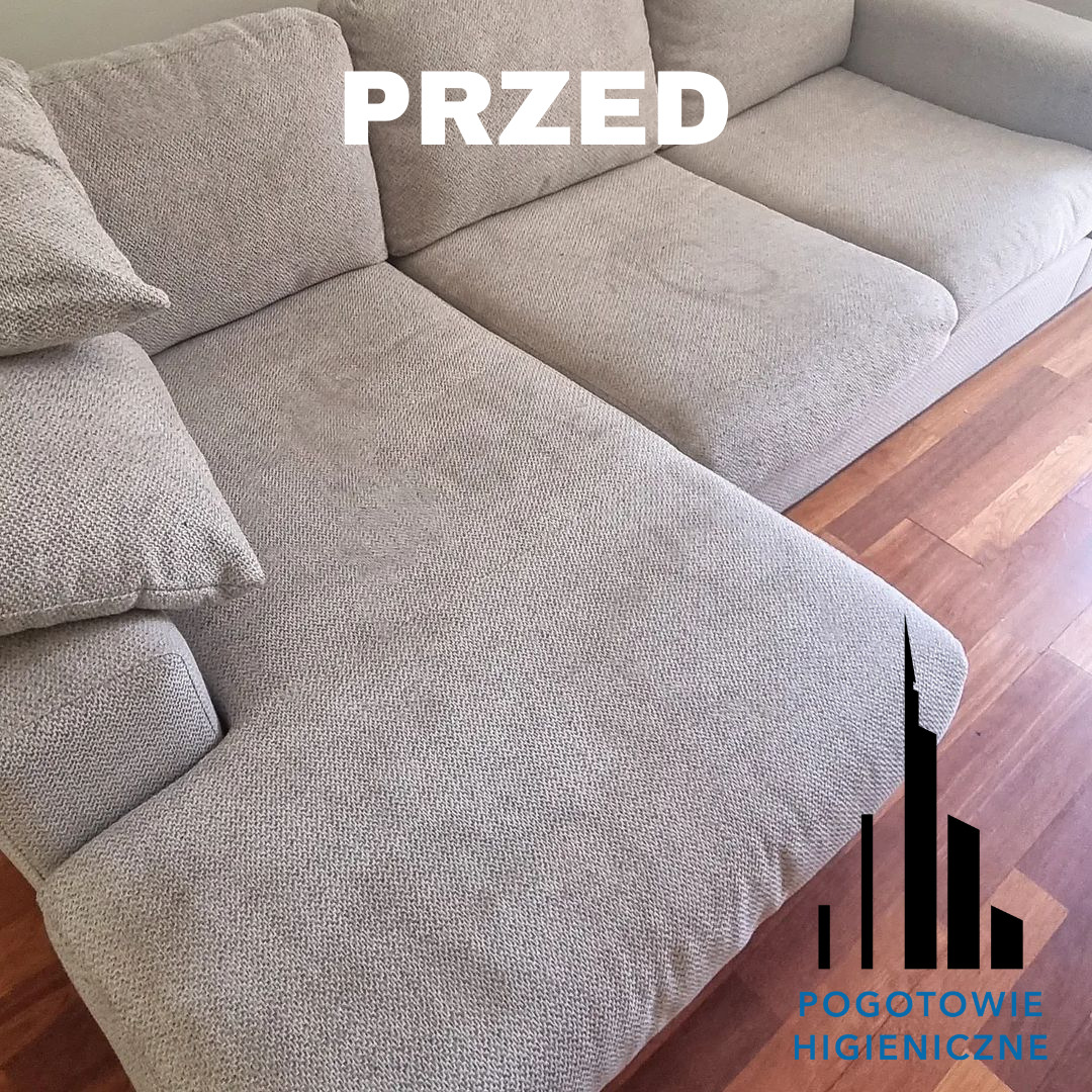 Beżowa, modułowa kanapa narożna z widocznymi plamami na siedzisku, sfotografowana przed czyszczeniem, z logotypem firmy Pogotowie Higieniczne w prawym dolnym rogu.
