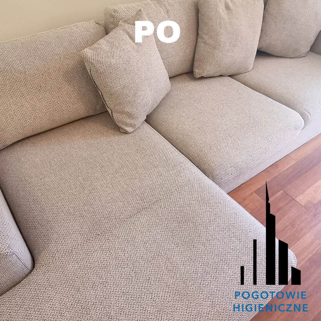 Jasna, narożna kanapa z poduszkami, widok z góry po czyszczeniu, z widocznym logo firmy w prawym dolnym rogu.