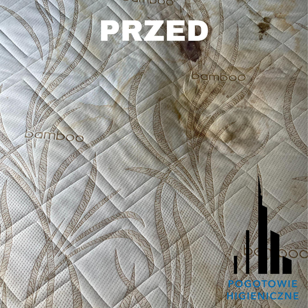 Brudny materac z wzorem bambusa i plamami przed czyszczeniem, widoczny napis 'PRZED' i logo firmy sprzątającej w prawym dolnym rogu.